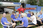 Ein Dorf spielt Beachvolleyball