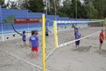 Ein Dorf spielt Beachvolleyball