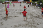 Ein Dorf spielt Beachvolleyball