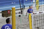 Ein Dorf spielt Beachvolleyball