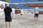 Ein Dorf spielt Beachvolleyball