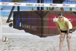 Ein Dorf spielt Beachvolleyball
