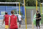 Ein Dorf spielt Beachvolleyball