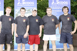 Ein Dorf spielt Beachvolleyball