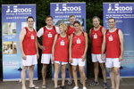 Ein Dorf spielt Beachvolleyball