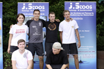 Ein Dorf spielt Beachvolleyball