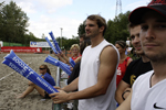 Ein Dorf spielt Beachvolleyball