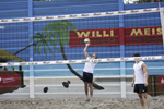 Ein Dorf spielt Beachvolleyball