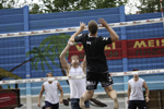 Ein Dorf spielt Beachvolleyball