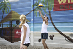 Ein Dorf spielt Beachvolleyball