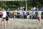 Ein Dorf spielt Beachvolleyball