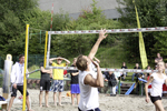 Ein Dorf spielt Beachvolleyball