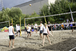 Ein Dorf spielt Beachvolleyball