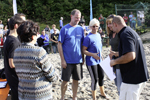 Ein Dorf spielt Beachvolleyball
