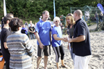 Ein Dorf spielt Beachvolleyball