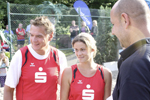 Ein Dorf spielt Beachvolleyball