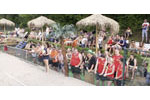 Ein Dorf beacht Volleyball