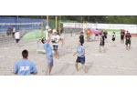 Ein Dorf beacht Volleyball