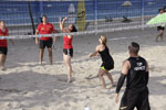 Ein Dorf beacht Volleyball