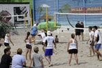 Ein Dorf beacht Volleyball