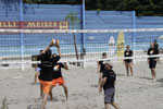Ein Dorf beacht Volleyball