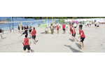 Ein Dorf beacht Volleyball