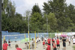Ein Dorf beacht Volleyball