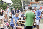 Ein Dorf beacht Volleyball