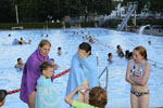 Nachtschwimmen im Freibad