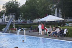 Nachtschwimmen im Freibad